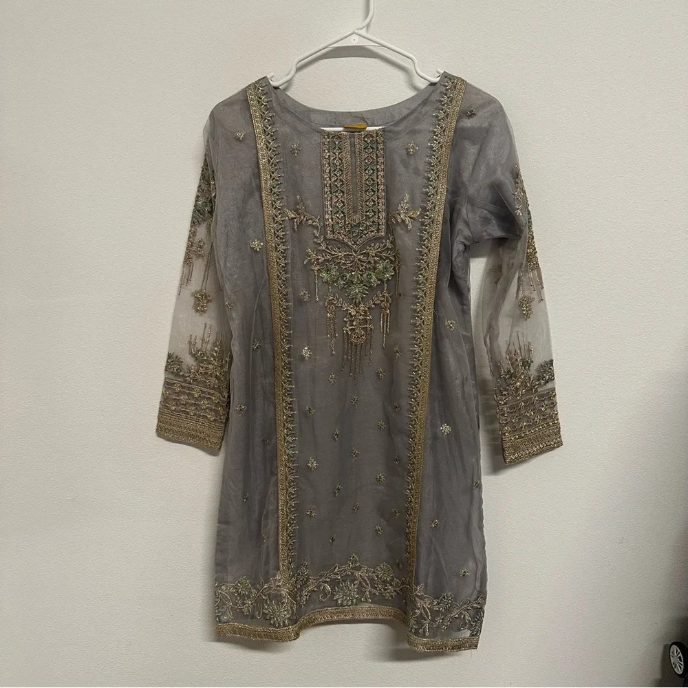 Elegant Grey Embroidered 3-Piece Gharara Set | Formal / Nikkah Outfit - Picture 4 of 10